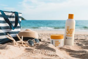 Torba plażowa, kapelusz, okulary przeciwsłoneczne, krem do opalania SPF50. Traveligo Blog
