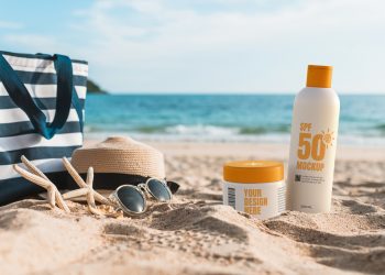 Torba plażowa, kapelusz, okulary przeciwsłoneczne, krem do opalania SPF50. Traveligo Blog