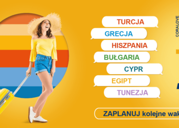 Kobieta w żółtej bluzce z walizką - Traveligo Blog