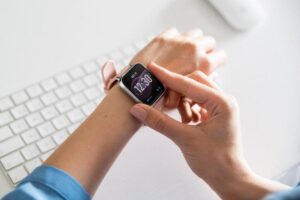 Smartwatch ze wskaźnikami na ekranie. Traveligo Blog