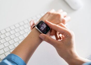 Smartwatch ze wskaźnikami na ekranie. Traveligo Blog