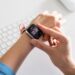 Smartwatch ze wskaźnikami na ekranie. Traveligo Blog