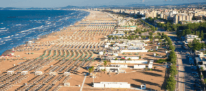 Plaża w Rimini z jasnym piaskiem i leżakami, Riwiera Adriatycka