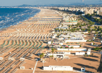 Plaża w Rimini z jasnym piaskiem i leżakami, Riwiera Adriatycka