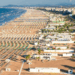 Plaża w Rimini z jasnym piaskiem i leżakami, Riwiera Adriatycka