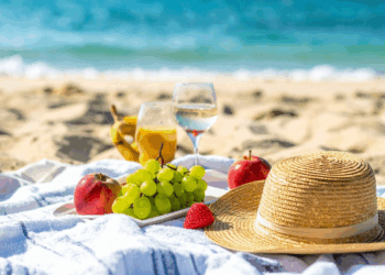 letni piknik na plaży z owocami i napojami