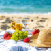 letni piknik na plaży z owocami i napojami