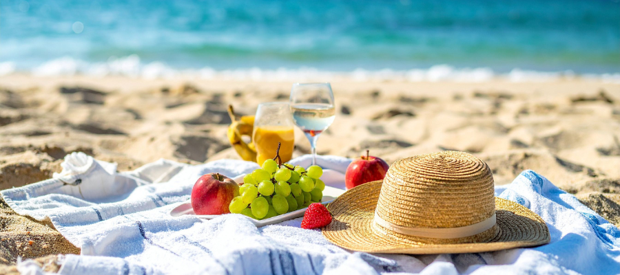 letni piknik na plaży z owocami i napojami