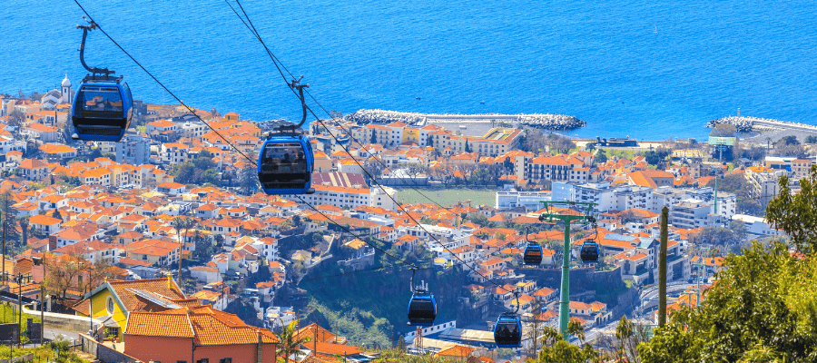 Kolejka linowa w Funchal nad stolicą Madery i oceanem.