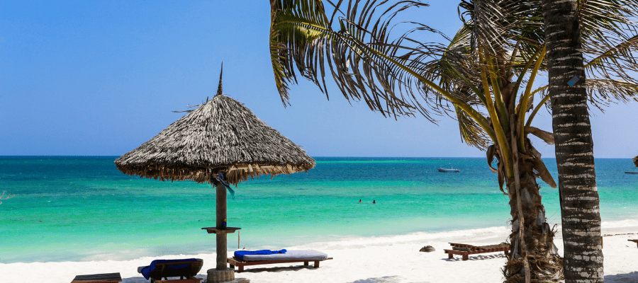 Turkusowa laguna w Diani Beach w Kenii