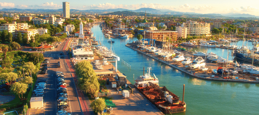 Marina w Rimini z widokiem na port jachtowy i miasto o zachodzie słońca