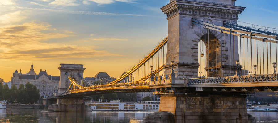 Most Łańcuchowy w Budapeszcie o świcie