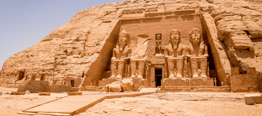 Fasada świątyni Abu Simbel w Egipcie z monumentalnymi posągami Ramzesa II wykutymi w skale