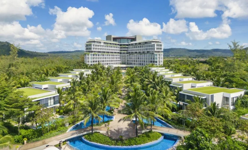 Panoramiczny widok na hotel Best Western Premier Sonasea Phu Quoc z egzotycznymi ogrodami, willami i dużym basenem w otoczeniu palm
