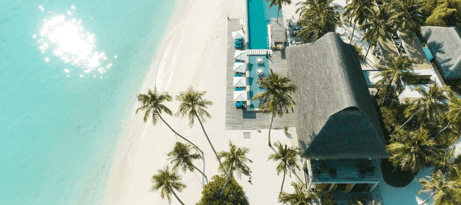Plaża Diani Beach z białym piaskiem i palmami