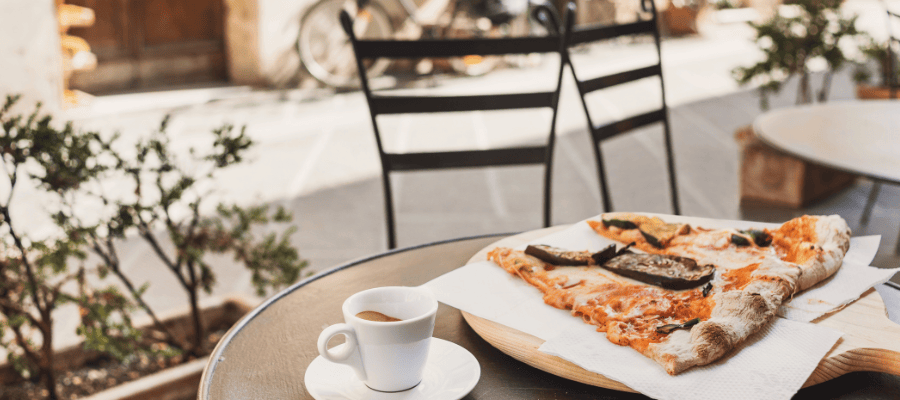 Włoska pizza i filiżanka espresso na stoliku w Rimini, klimat La Dolce Vita