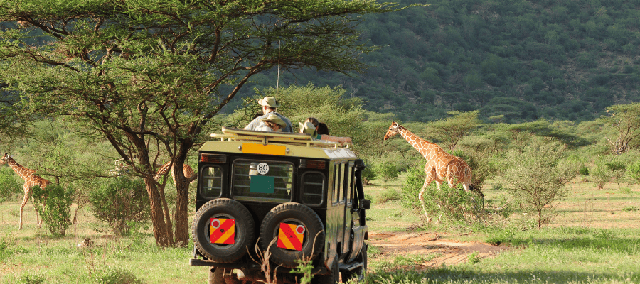 Samochód 4x4 podczas safari w Tsavo