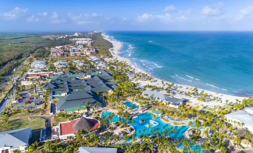 Widok z lotu ptaka na hotel Paradisus Varadero z tropikalną roślinnością, rozległymi basenami i szeroką plażą przy turkusowym oceanie