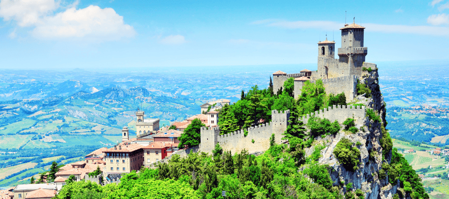 Panorama San Marino – twierdze na wzgórzach niedaleko Rimini