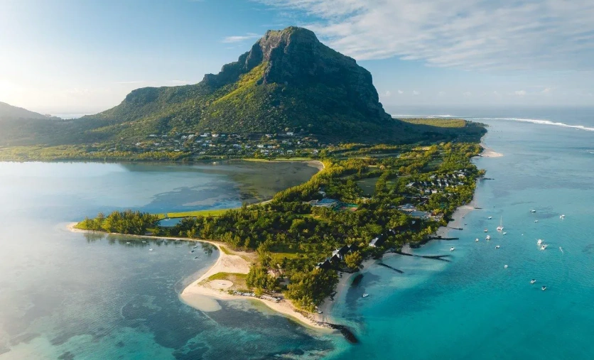 Widok z lotu ptaka na półwysep Le Morne z hotelam Paradis Beachcomber Golf Resort & Spa, otoczonym turkusową laguną i górami — Mauritius