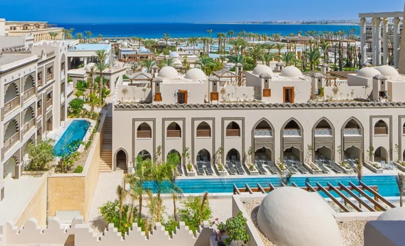 Panoramiczny widok na hotel El Kasr Red Sea z orientalną architekturą, basenami i widokiem na Morze Czerwone