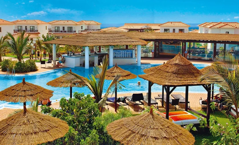 Widok na baseny, tropikalne ogrody i tradycyjne altany przy hotelu Melia Tortuga Beach na wyspie Sal