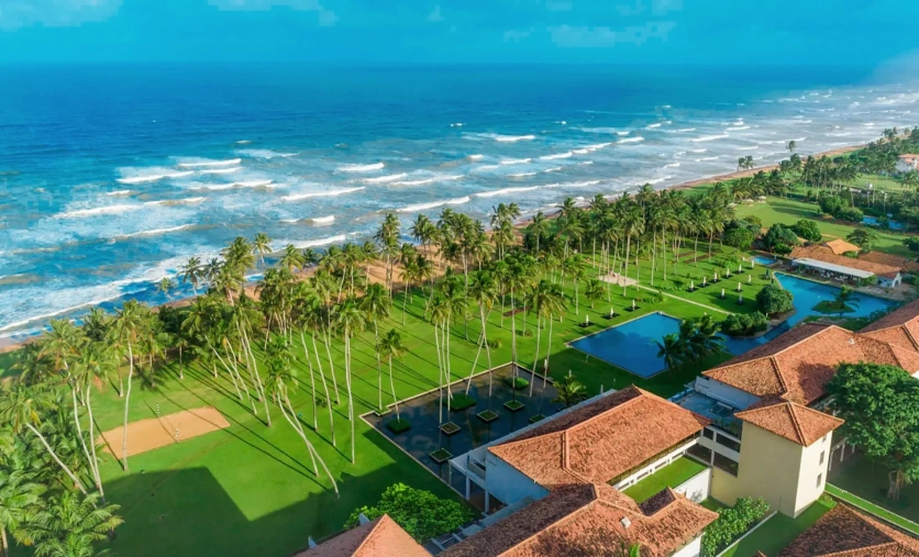 Hotel Blue Water na Sri Lance z widokiem na ocean i palmowy ogród