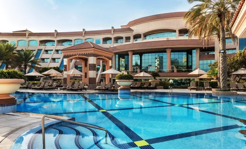 Hotel Al Raha Beach Abu Dhabi – basen zewnętrzny i luksusowa architektura nad Zatoką Perską