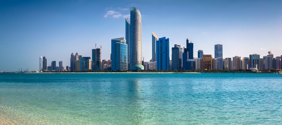 Panorama Abu Dhabi z nowoczesnymi wieżowcami nad Zatoką Perską i turkusową wodą