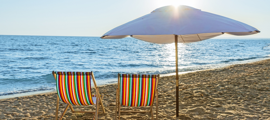 Plażowe leżaki i parasol nad morzem podczas majówki