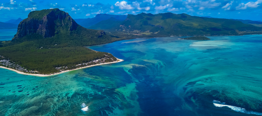 Le Morne Brabant Mauritius – turkusowa laguna i półwysep widziane z lotu ptaka podczas wakacji All Inclusive
