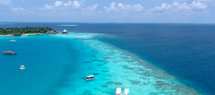 Mauritius – turkusowa laguna i rafa koralowa widziane z lotu ptaka podczas wakacji All Inclusive