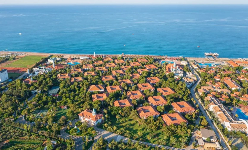 Hotel Ali Bey Park Manavgat – luksusowy resort All Inclusive w Turcji, położony w zielonym ogrodzie przy szerokiej, piaszczystej plaży.