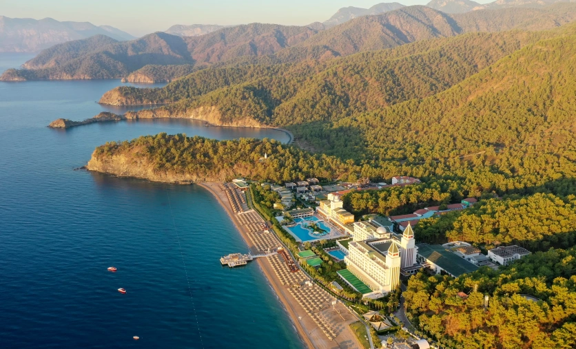 Hotel Nirvana Dolce Vita w Tekirova – luksusowy resort All Inclusive położony nad morzem, otoczony górami Taurus.