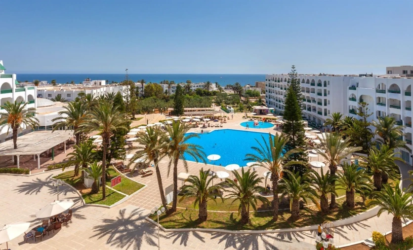 Hotel El Mouradi Palace w Tunezji – rozległy kompleks basenowy i palmy w luksusowym hotelu All Inclusive w Port El Kantaoui