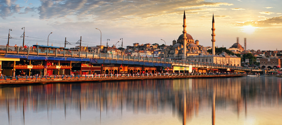 Most Galata w Stambule o zachodzie słońca – panorama miasta nad Złotym Rogiem