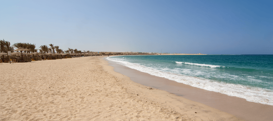 Plaża w Marsa Matruh – szeroka piaszczysta plaża nad Morzem Śródziemnym w Egipcie
