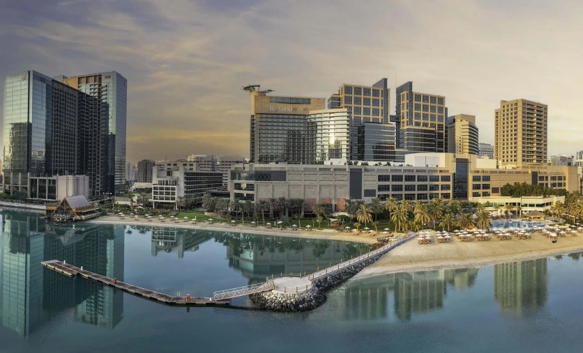Hotel Beach Rotana Abu Dhabi – luksusowy hotel z prywatną plażą i widokiem na panoramę miasta