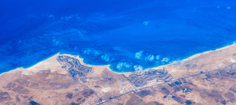Marsa Matruh i El Alamein – lotniczy widok na turkusowe Morze Śródziemne i piaszczyste wybrzeże Egiptu