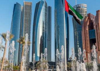 Nowoczesna panorama Abu Dhabi – drapacze chmur, fontanny i flaga Zjednoczonych Emiratów Arabskich