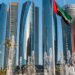 Nowoczesna panorama Abu Dhabi – drapacze chmur, fontanny i flaga Zjednoczonych Emiratów Arabskich