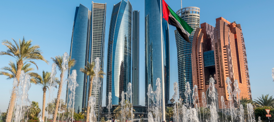 Nowoczesna panorama Abu Dhabi – drapacze chmur, fontanny i flaga Zjednoczonych Emiratów Arabskich
