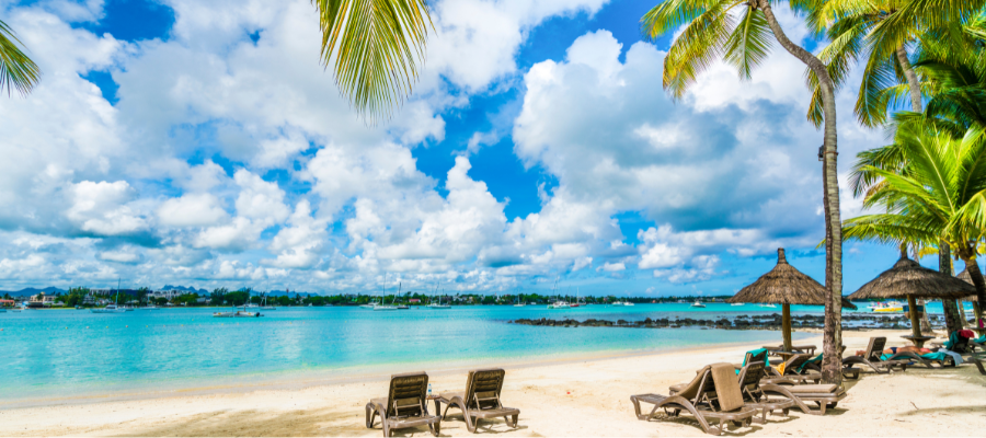 Plaża Mauritius z palmami i leżakami – rajska plaża nad turkusową laguną Oceanu Indyjskiego