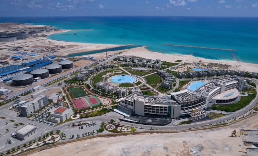 Widok z lotu ptaka na Gewan White Beach Resort w New Alamein, luksusowy hotel nad Morzem Śródziemnym w Egipcie
