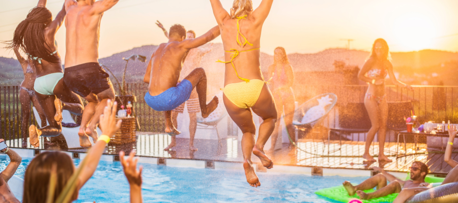 Impreza przy basenie w hotelu All Inclusive – animacje, zabawa i wakacyjna atmosfera