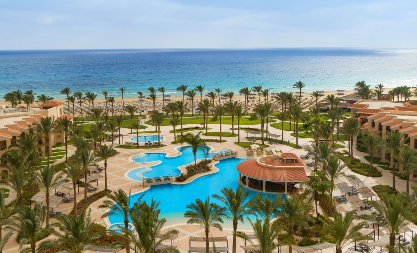 Jaz Almaza Beach Resort – baseny i palmowy ogród nad Morzem Śródziemnym w Marsa Matruh