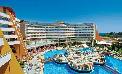 Hotel Alaiye Resort & Spa – nowoczesny hotel All Inclusive w Alanyi z dużym basenem, tarasami słonecznymi i strefą relaksu.
