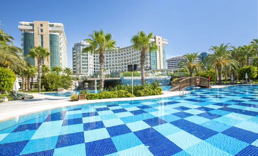 Sherwood Exclusive Lara – nowoczesny hotel All Inclusive w Antalyi z dużymi basenami i palmowym ogrodem.