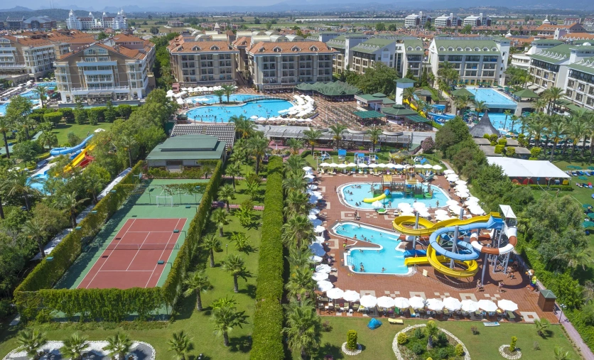 Hotel Turan Prince – rodzinny resort All Inclusive w Side z aquaparkiem, basenami i bogatą infrastrukturą sportową.