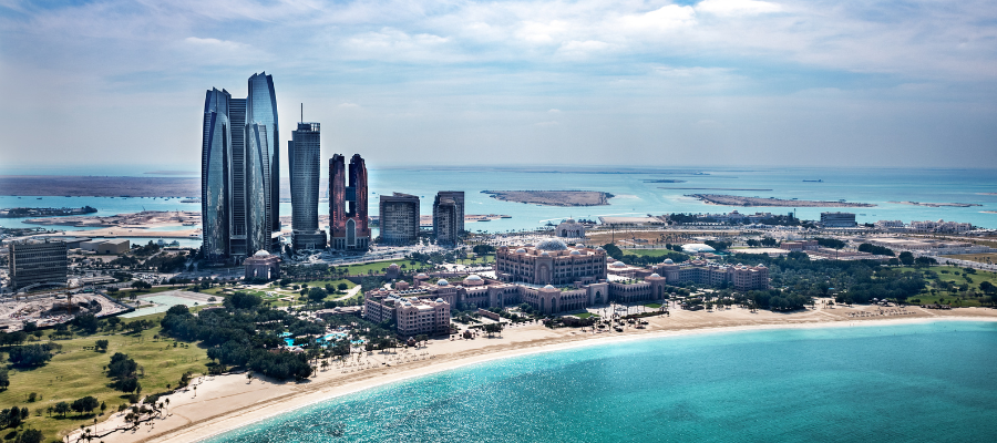 Panorama Abu Dhabi z Pałacem Emirates i wieżami Etihad Towers nad Zatoką Perską